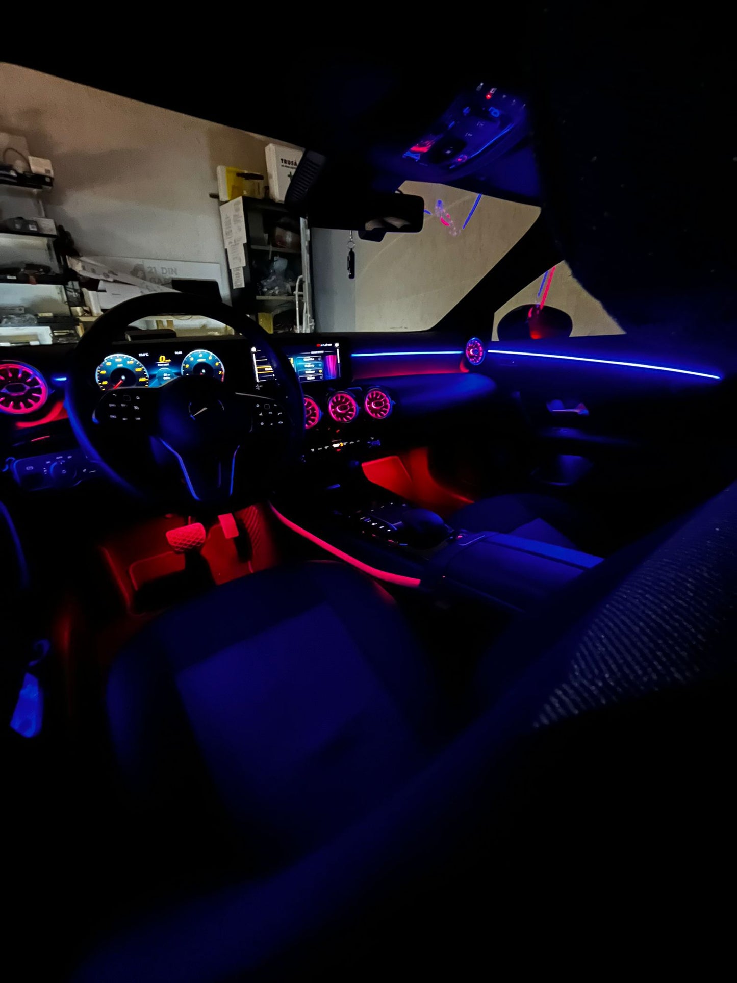 Set lumini ambientale dedicat control din navigatie compatibile cu Mercedes-Benz A-class / CLA W177 W118 ambientale originale benzi led banda led auto iluminat ambiental