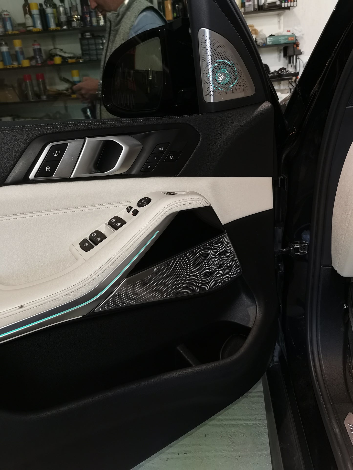 Set capace boxe cu lumina ambientala compatibile cu BMW X5 G05 bowers wilkins bowers&wilkins capace aluminiu iluminat ambiental sistem 3d 